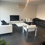 Charming With Balcony Views Appartement Brussel