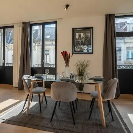 Beautiful 2-bedroom In The Center Of Apartment *