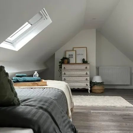 Lovely 2-bedroom Duplex W/ Balcony In Apartment