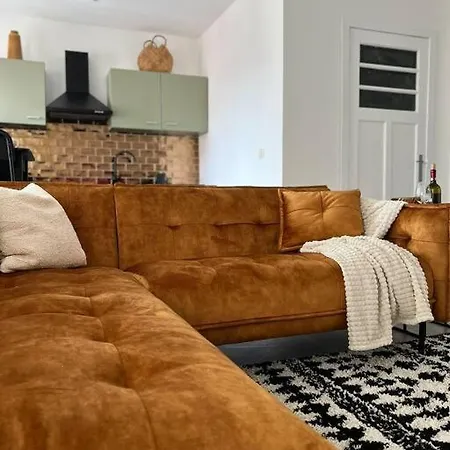 Lovely 2-bedroom Duplex W/ Balcony In Apartment