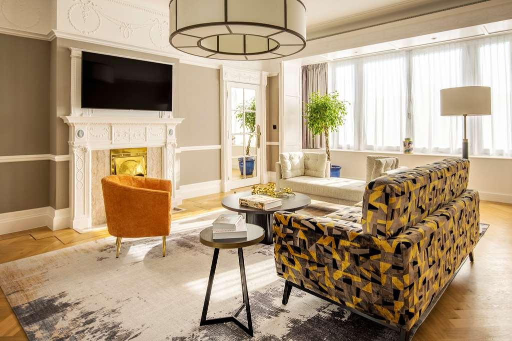 Khách sạn Doubletree By Hilton Brussels 4*
