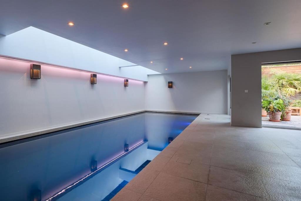 Villa 1000m2 With Indoor Pool Brussels