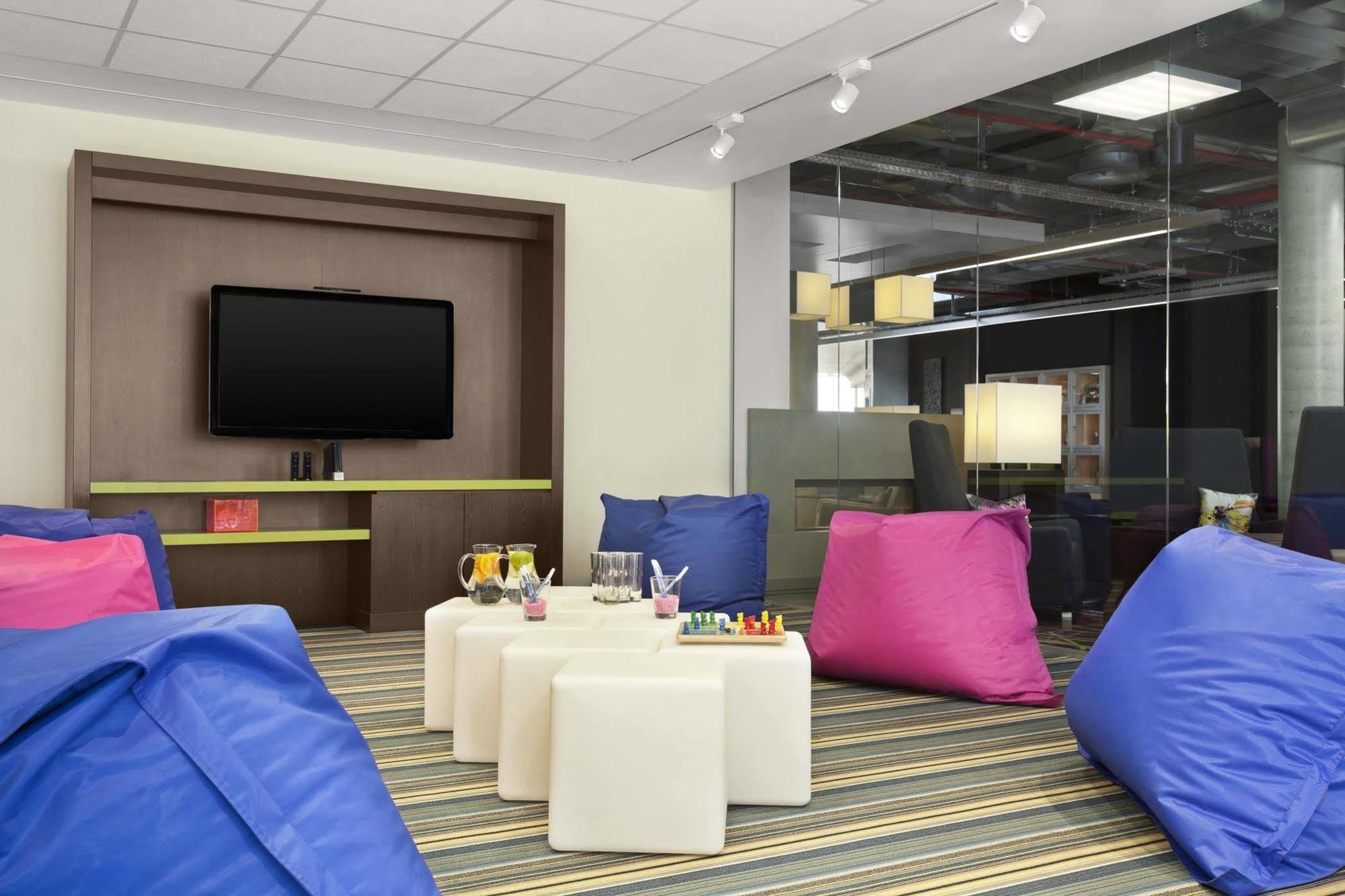 Khách sạn Aloft Schuman 3*