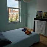 Chambre Confortable Avec Un Lit Double A Schaerbeek Cle Bleu