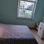 Chambre Confortable Avec Un Lit Double A Schaerbeek Cle Bleu