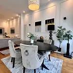 Family Cosy For Up To 9 Guests Near Midi Station Apartment