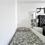 Family Cosy For Up To 9 Guests Near Midi Station Apartment *