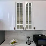 Family Cosy For Up To 9 Guests Near Midi Station Apartment