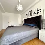 Family Cosy For Up To 9 Guests Near Midi Station