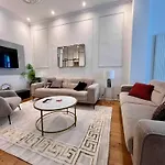 Family Cosy For Up To 9 Guests Near Midi Station Apartment