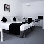 Hotel Satellite