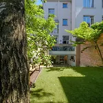 1Bd Apartment With Garden Brugmann Area