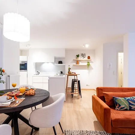 Contemporary Comfort In The Heart Of The Apartment *