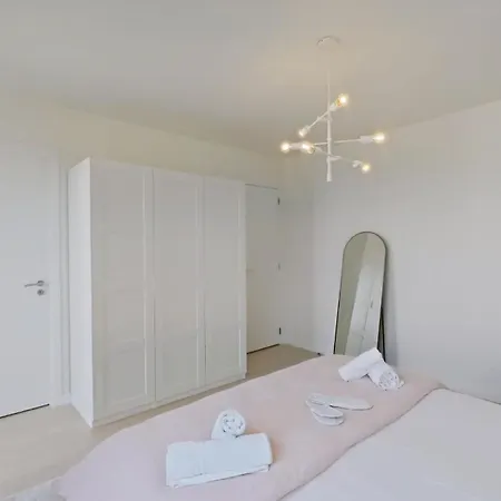 2br Nato & Eu - Freeluggage Apartment