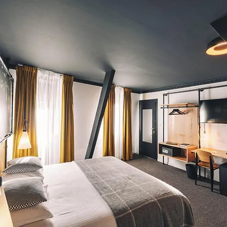 Zoom Hotel