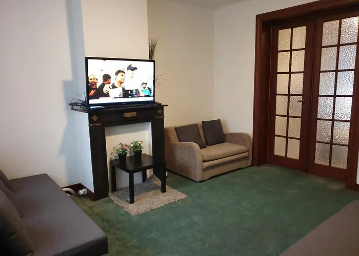 Group 2 Bedroom Apartment For 5