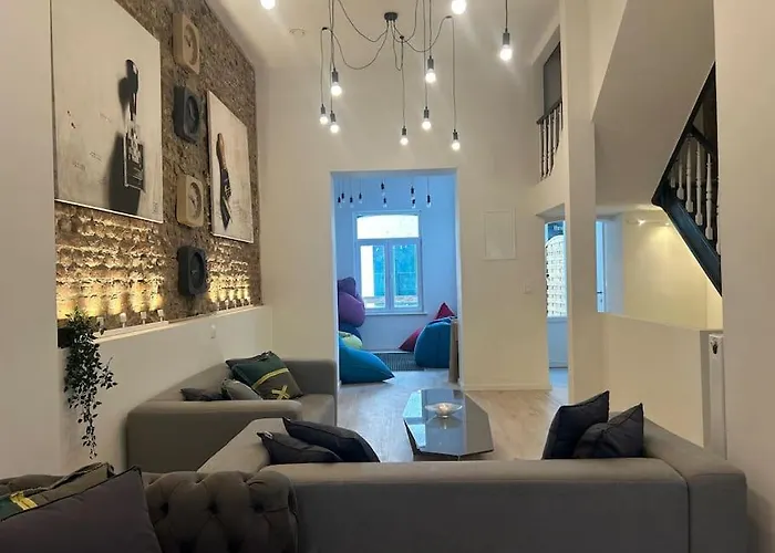 Exceptional 600 M2 Spacious 12Bd 12Ba