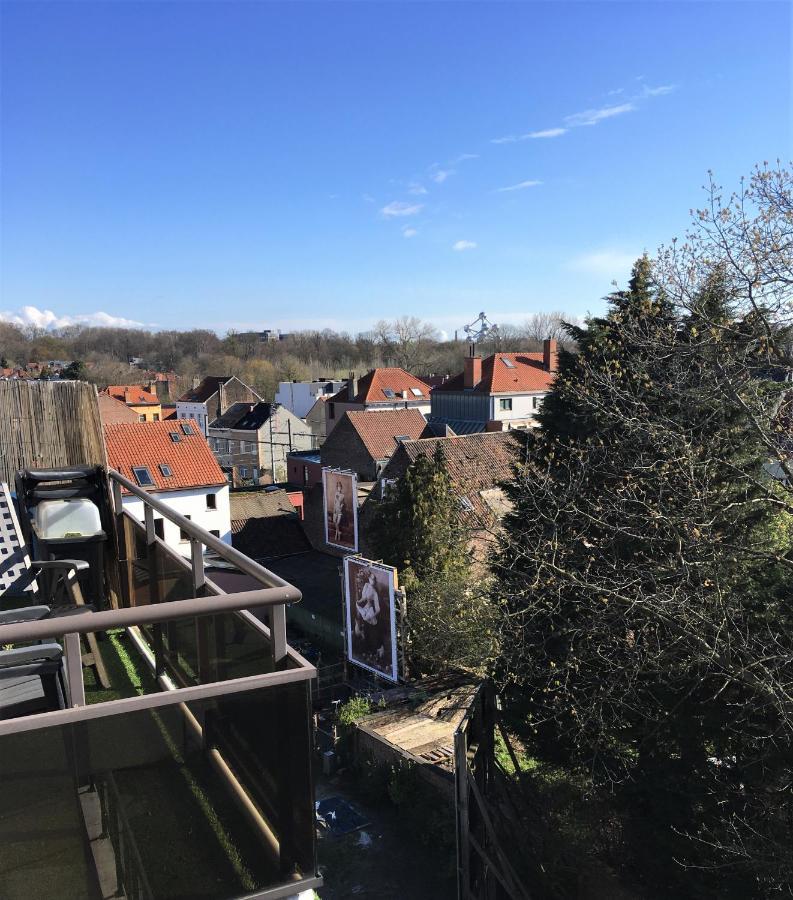 Jolie Studio Avec Vue Sur L'atomium *