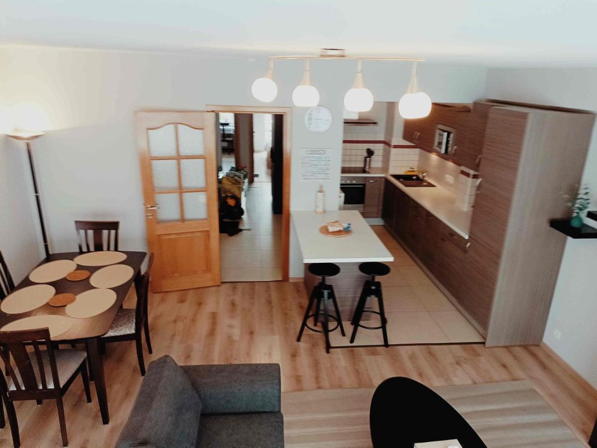 Cozy 2 Bedroom - Metro Montgomery Brussels