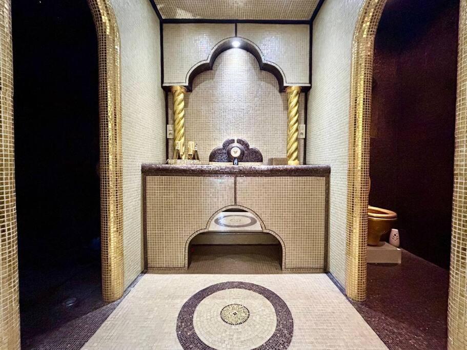 Luxurious In The Center Of Apartment *