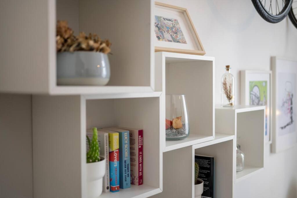 Superb 3 Bedroom & 3 Bathroom Duplex In Centre Apartment *