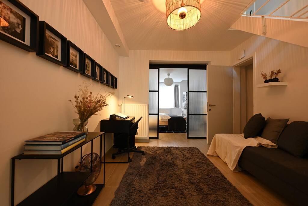 Superb 3 Bedroom & 3 Bathroom Duplex In Centre Apartment *