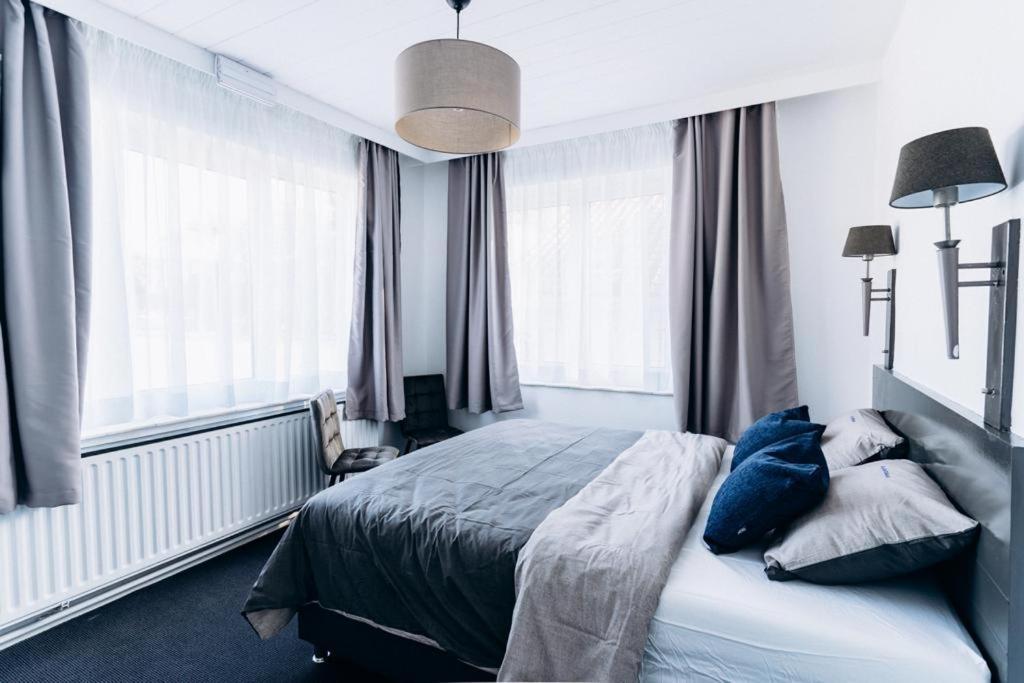 Atomihotel: Contemporary Comfort Steps From The Atomium! *
