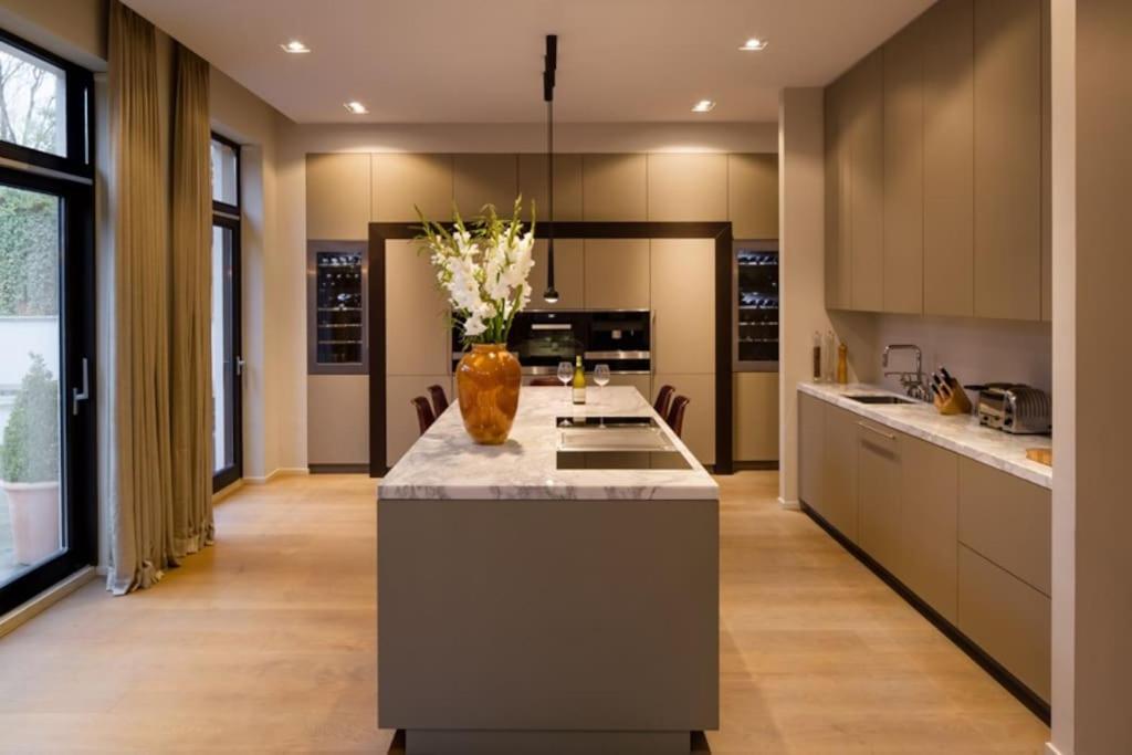 Villa 1000m2 With Indoor Pool Brussels