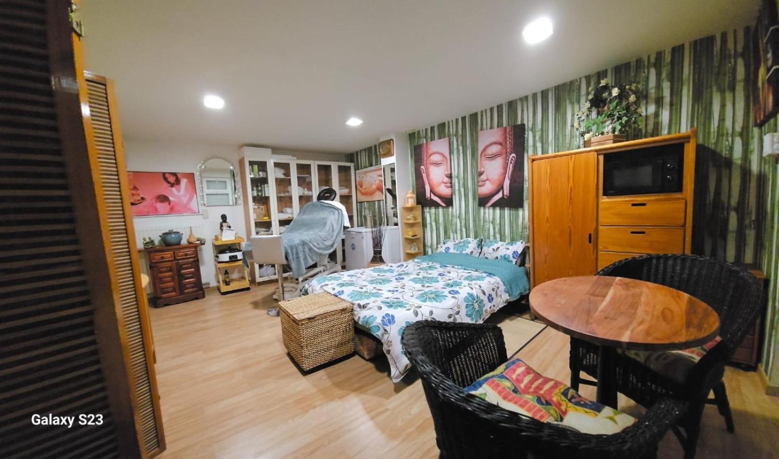 Zen Atomium Et Palais De L'exposition Brussels