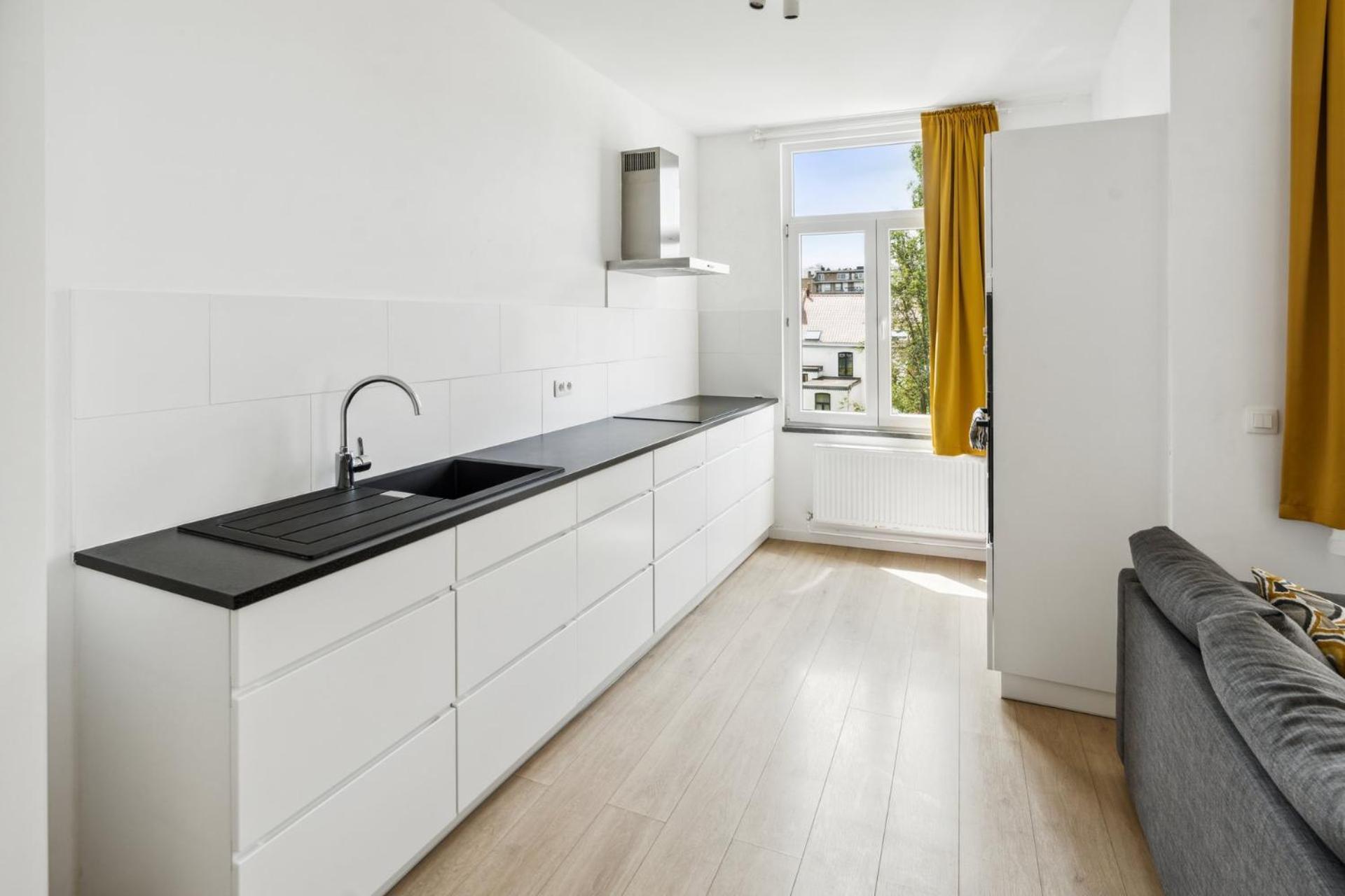 Degroux 82 - Self Check In By Homenhancement