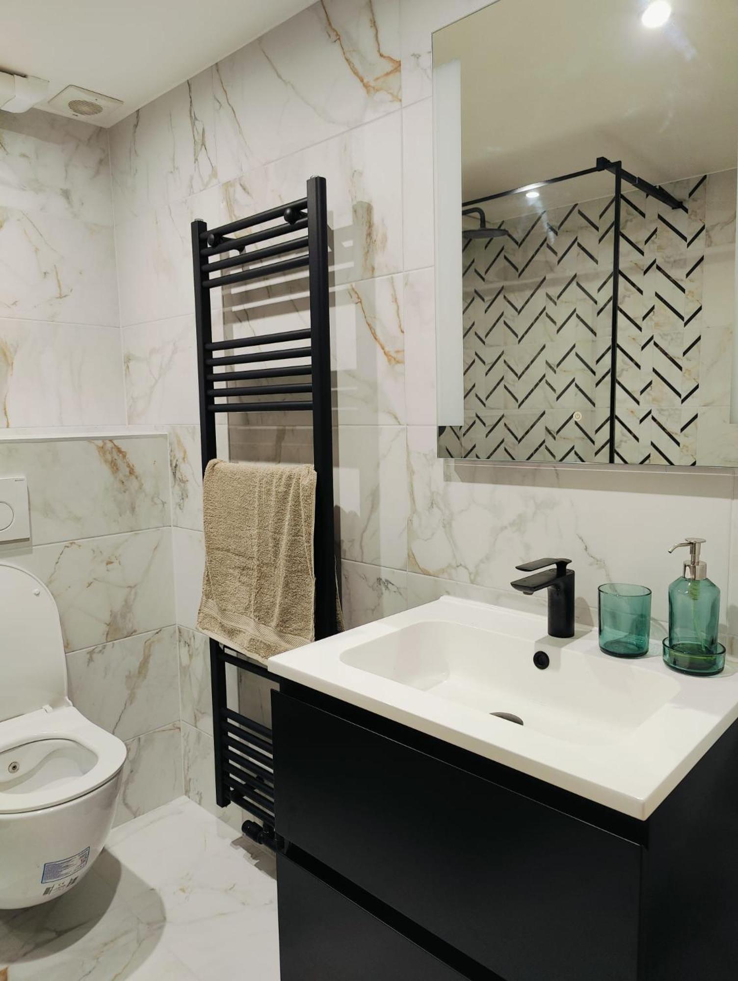 Bright & Cozy In Apartment