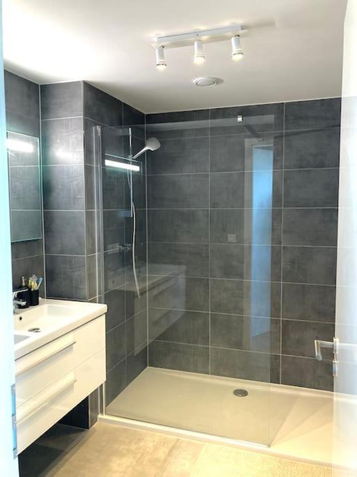 Luxury With Stunning View & Free Parking Apartment