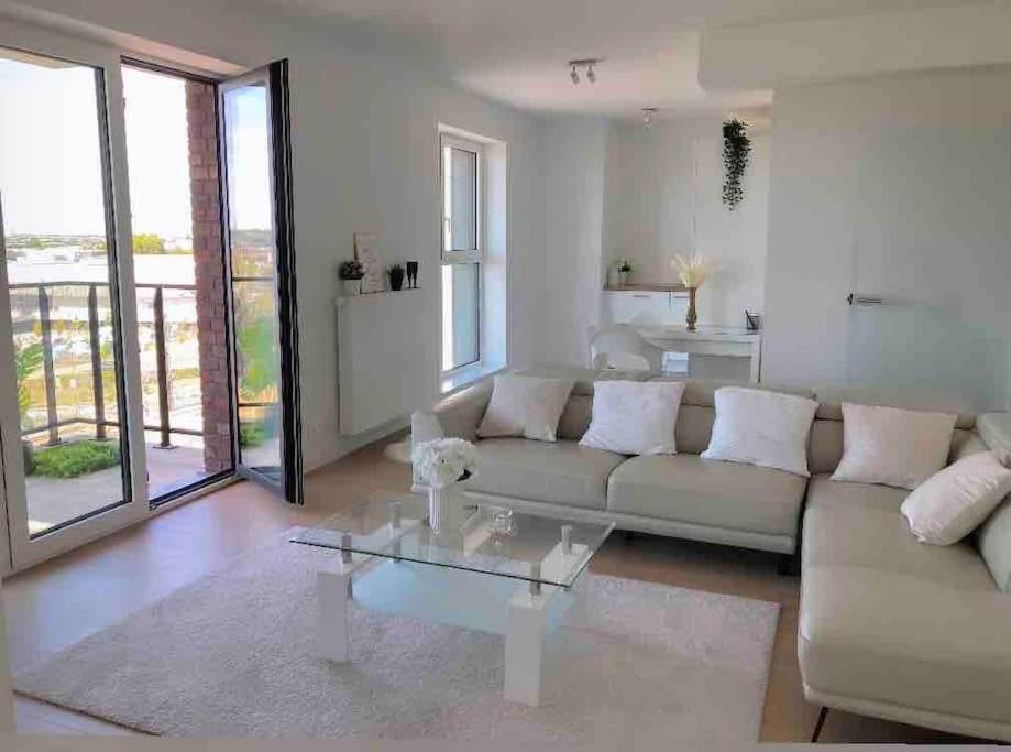 Luxury With Stunning View & Free Parking Apartment *