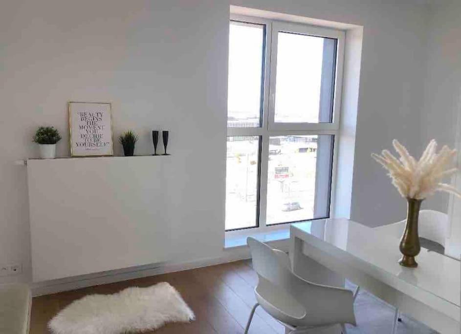 Luxury With Stunning View & Free Parking Apartment
