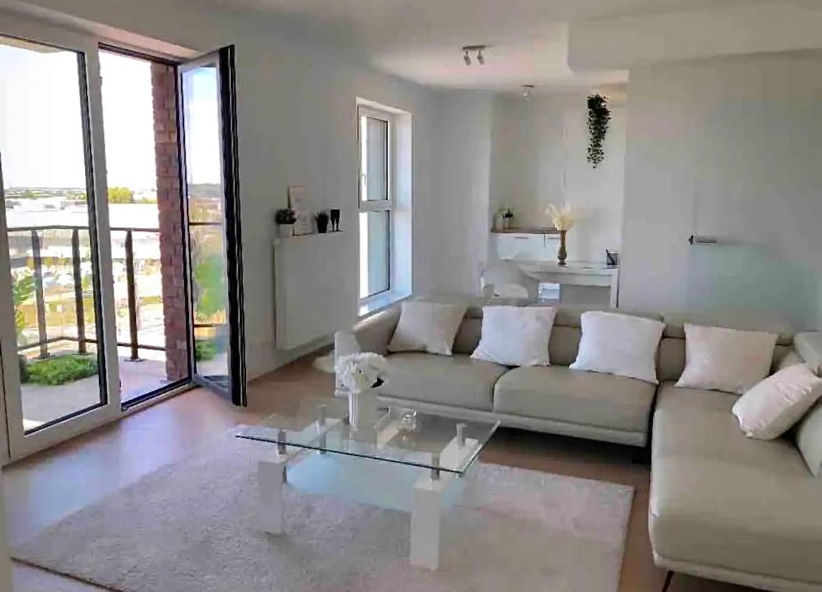 Luxury With Stunning View & Free Parking Apartment