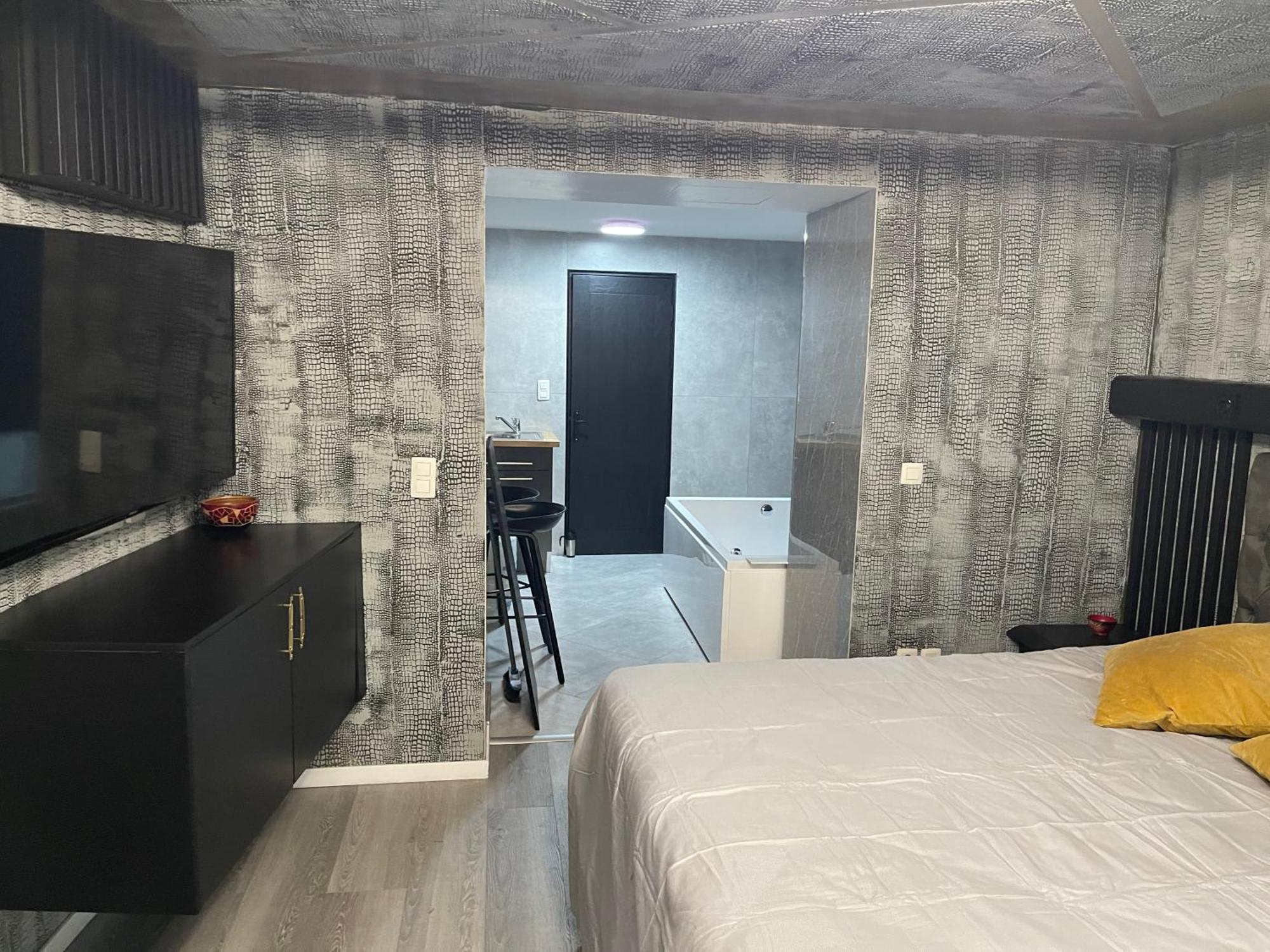 Jungle Romantic - Private Jacuzzi - Apartment Brussels