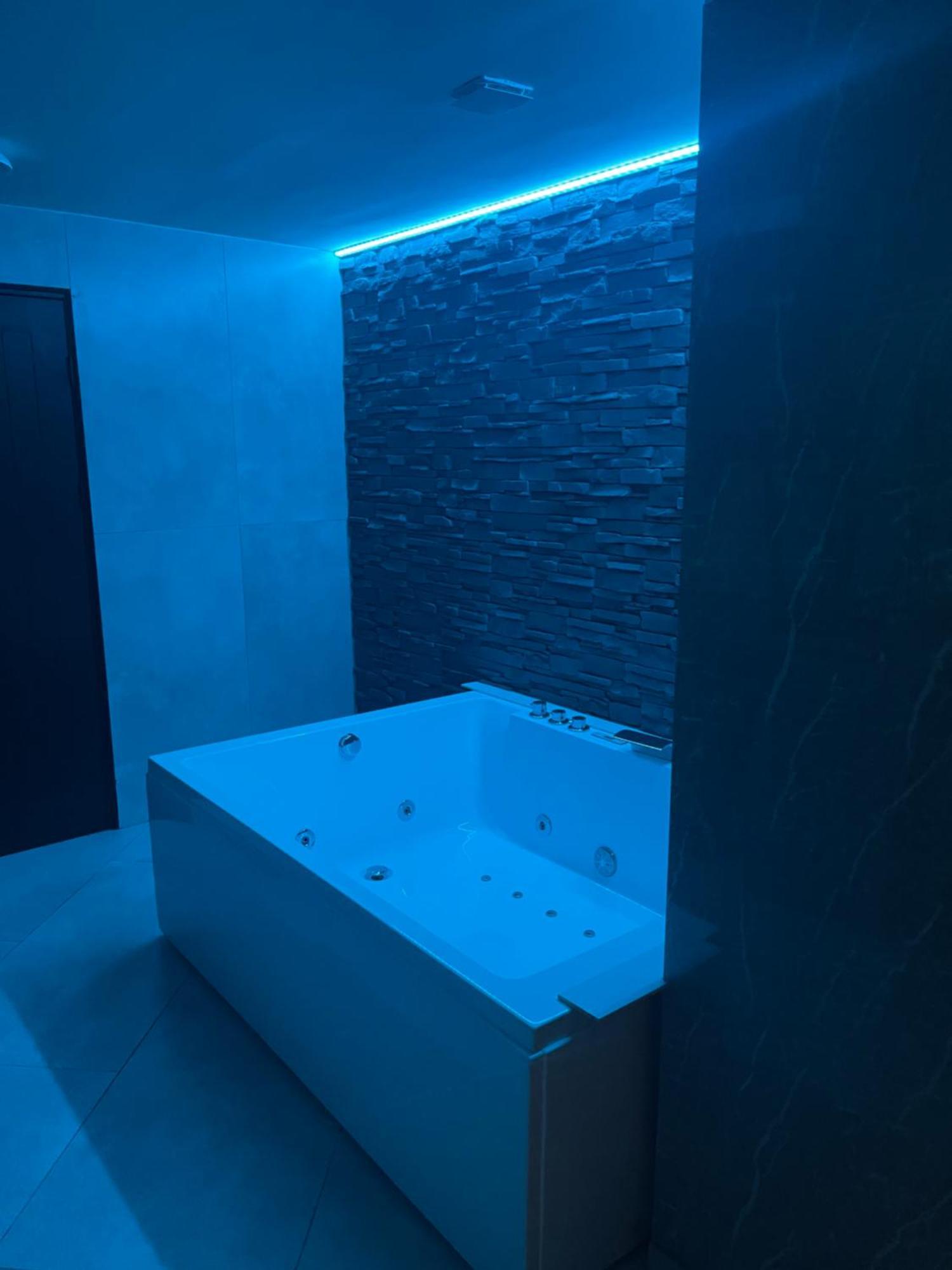 Jungle Romantic - Private Jacuzzi - Apartment Brussels