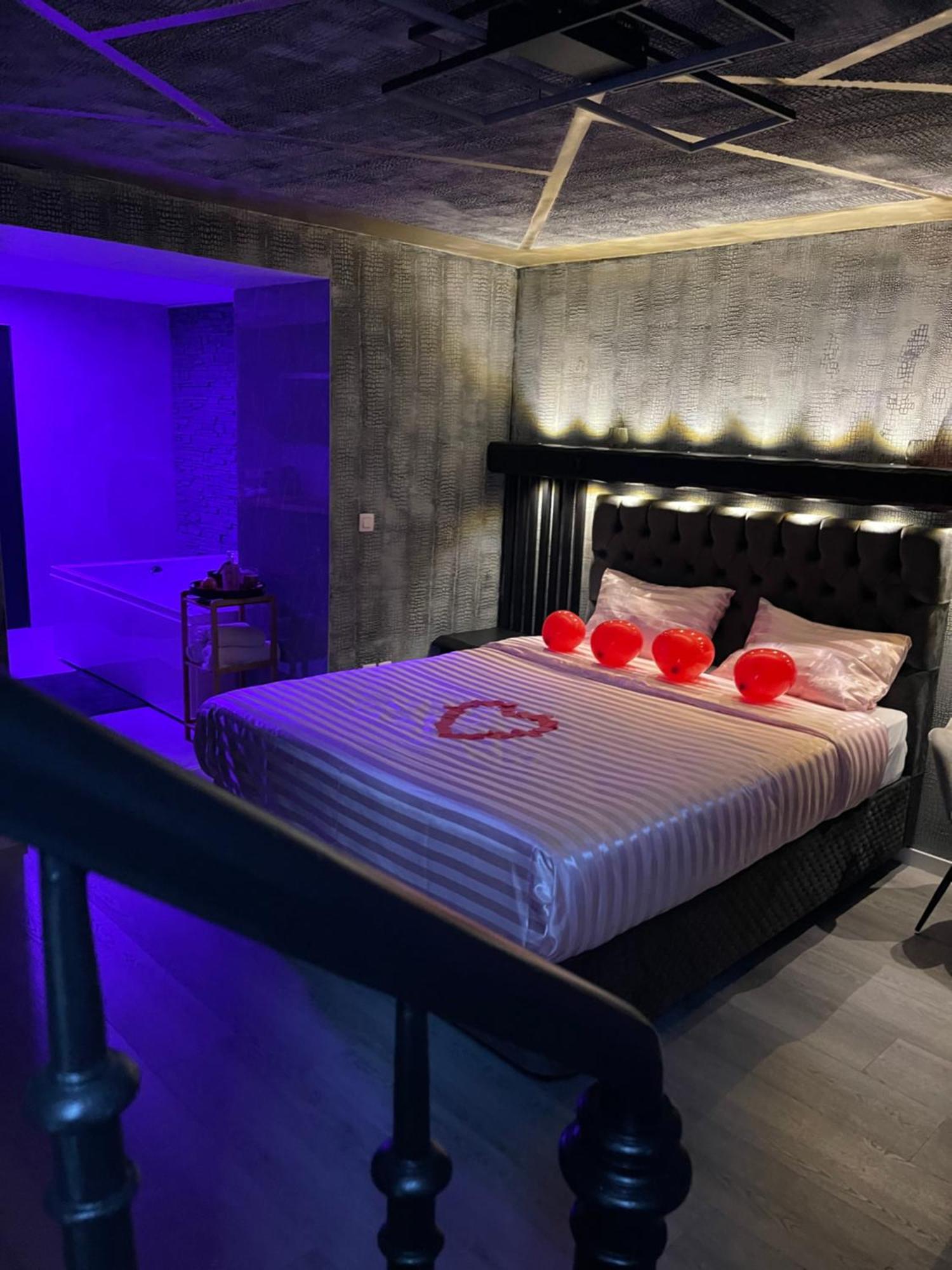 Apartment Jungle Romantic - Private Jacuzzi - *