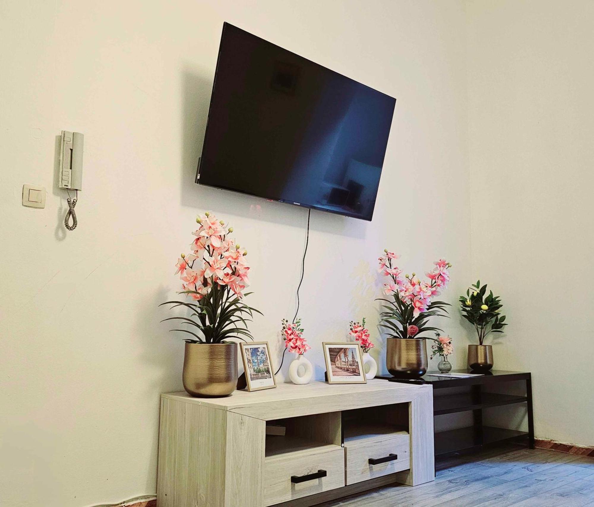 Modern & Comfortable Center Oasis~king Bed !