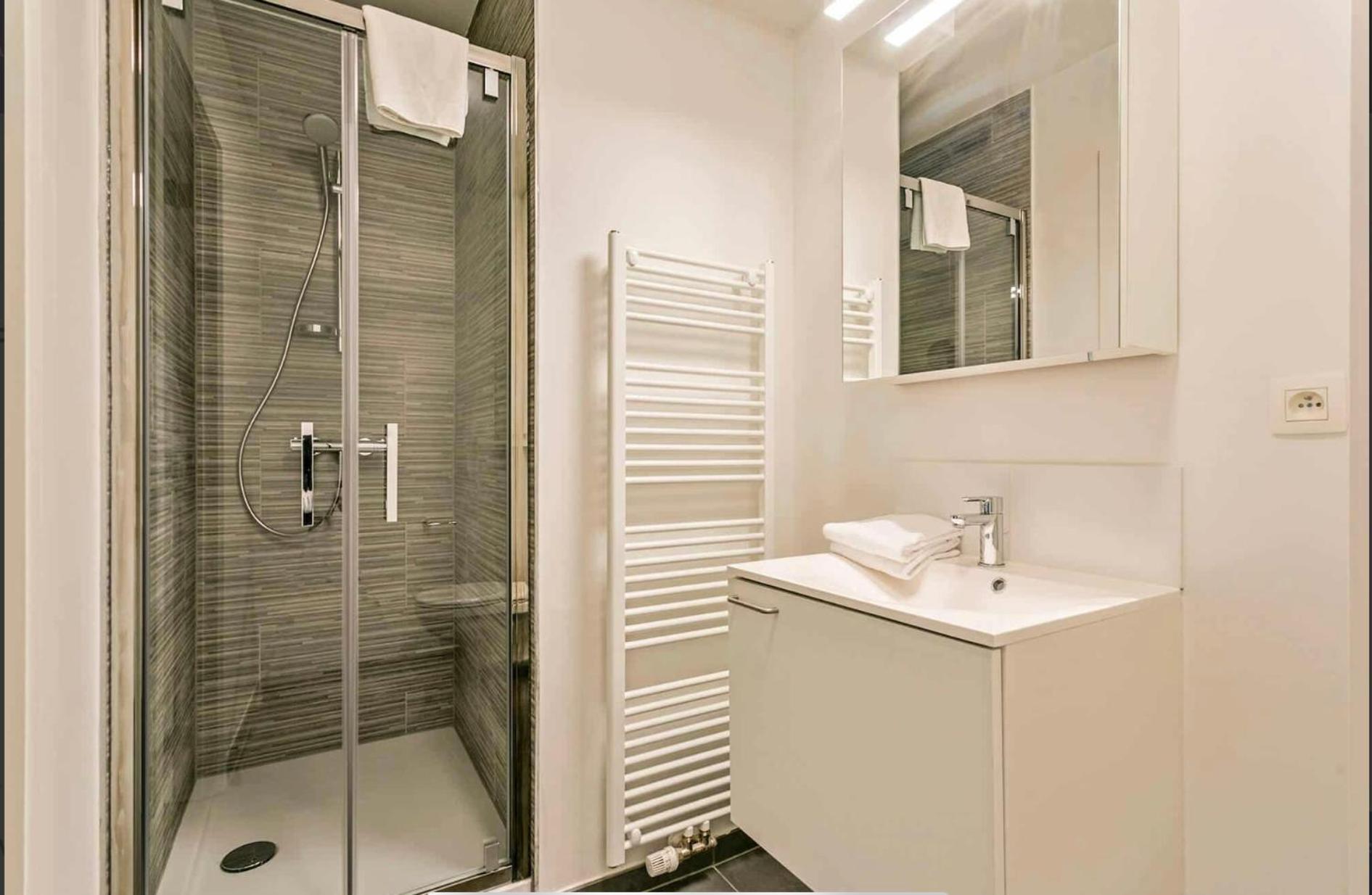 Căn hộ Two Bedroom With Amazing View In Center