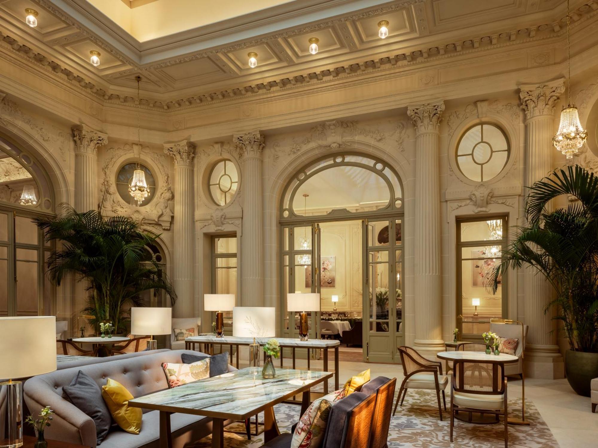 Corinthia Grand Astoria Khách sạn 5*