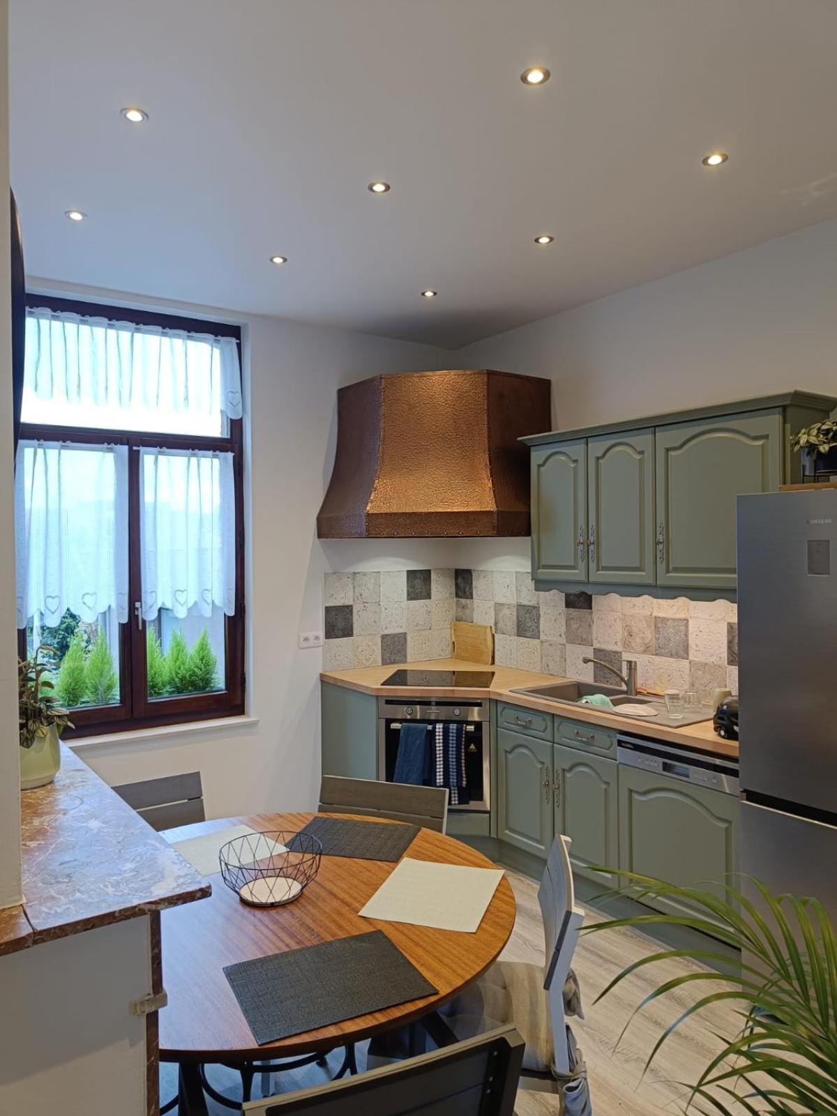 Modern Triplex 140m2 - 4 Bedrooms, 1 Living & 2 Bathrooms - 8 People In *