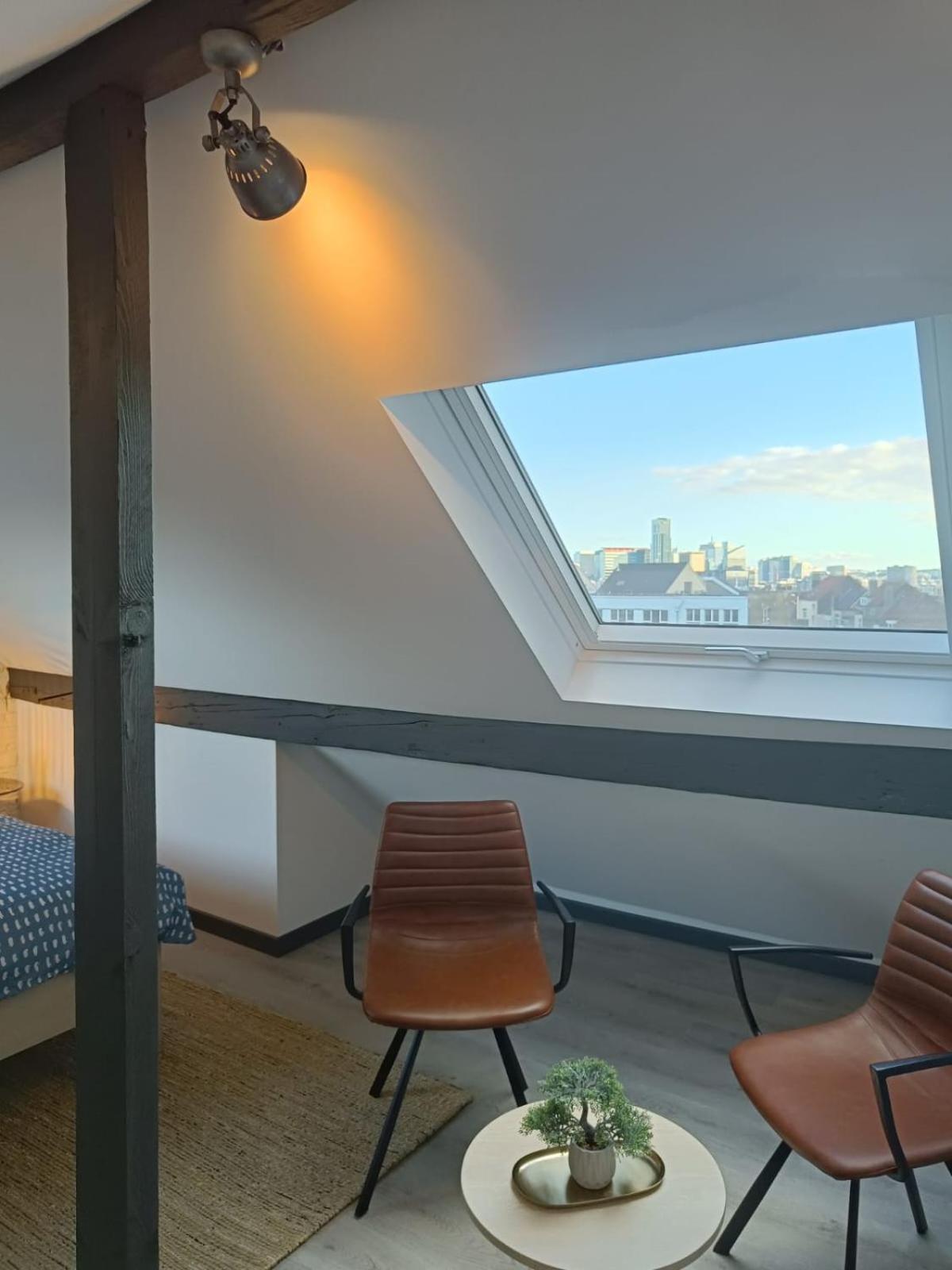Modern Triplex 140m2 - 4 Bedrooms, 1 Living & 2 Bathrooms - 8 People In Apartment *