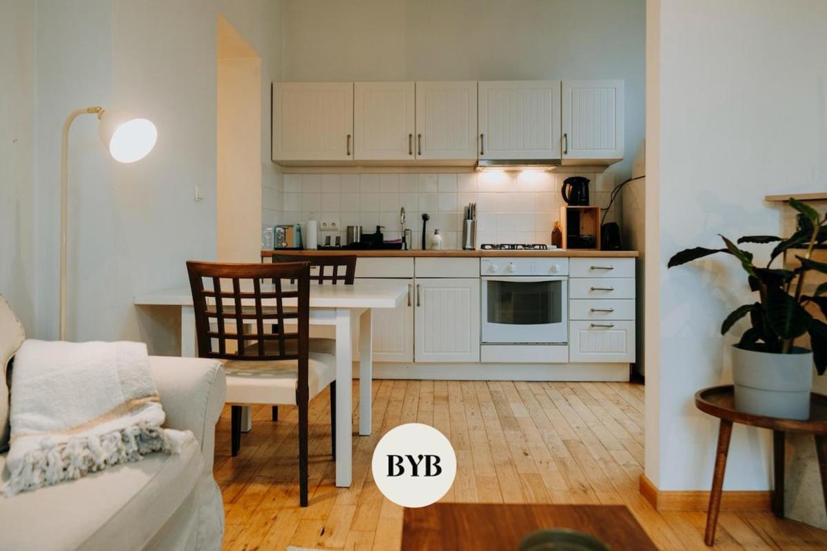 1 Bedroom In Le Chatelain - 2nd Floor Apartment *