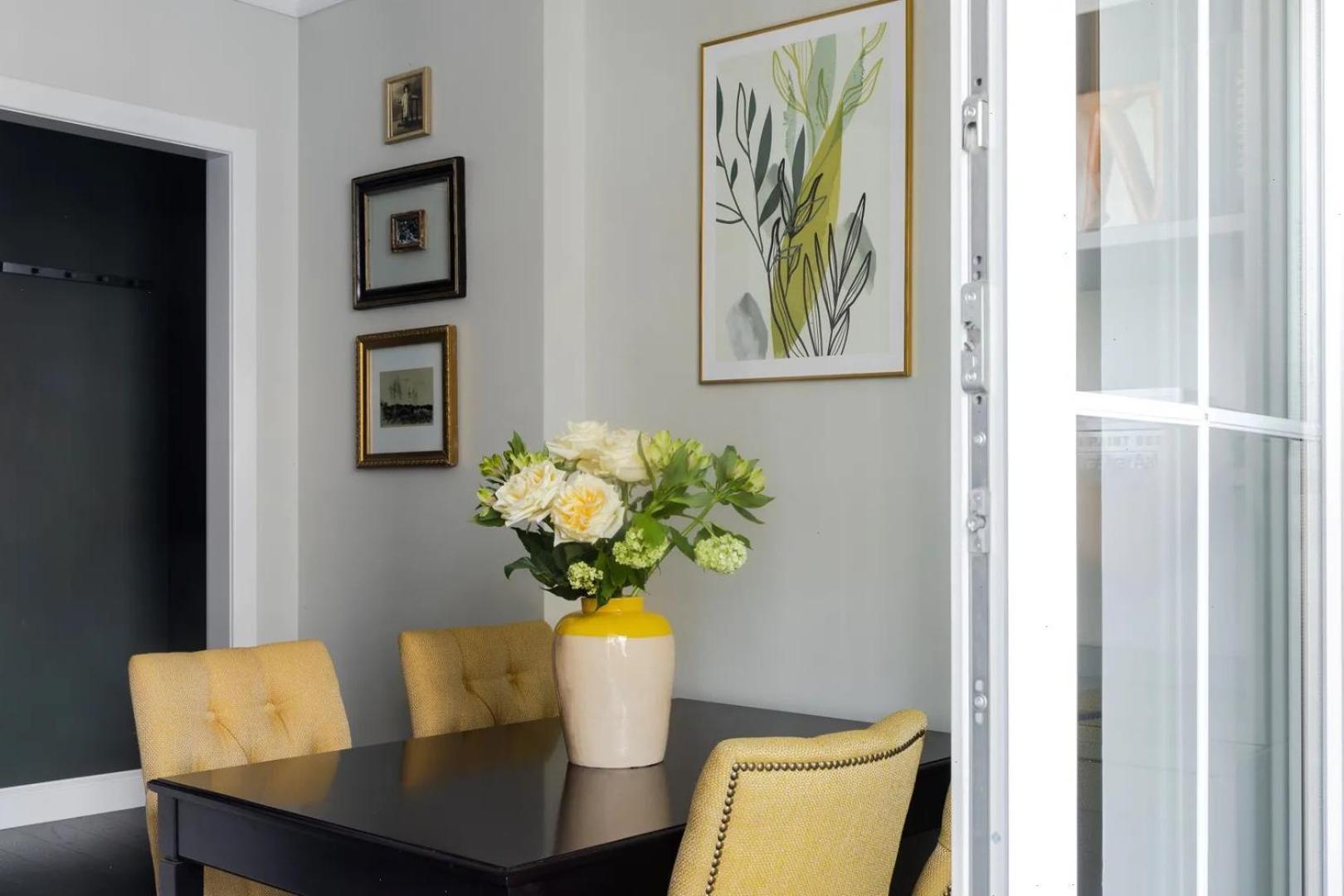 Light And Modern Place Apartment