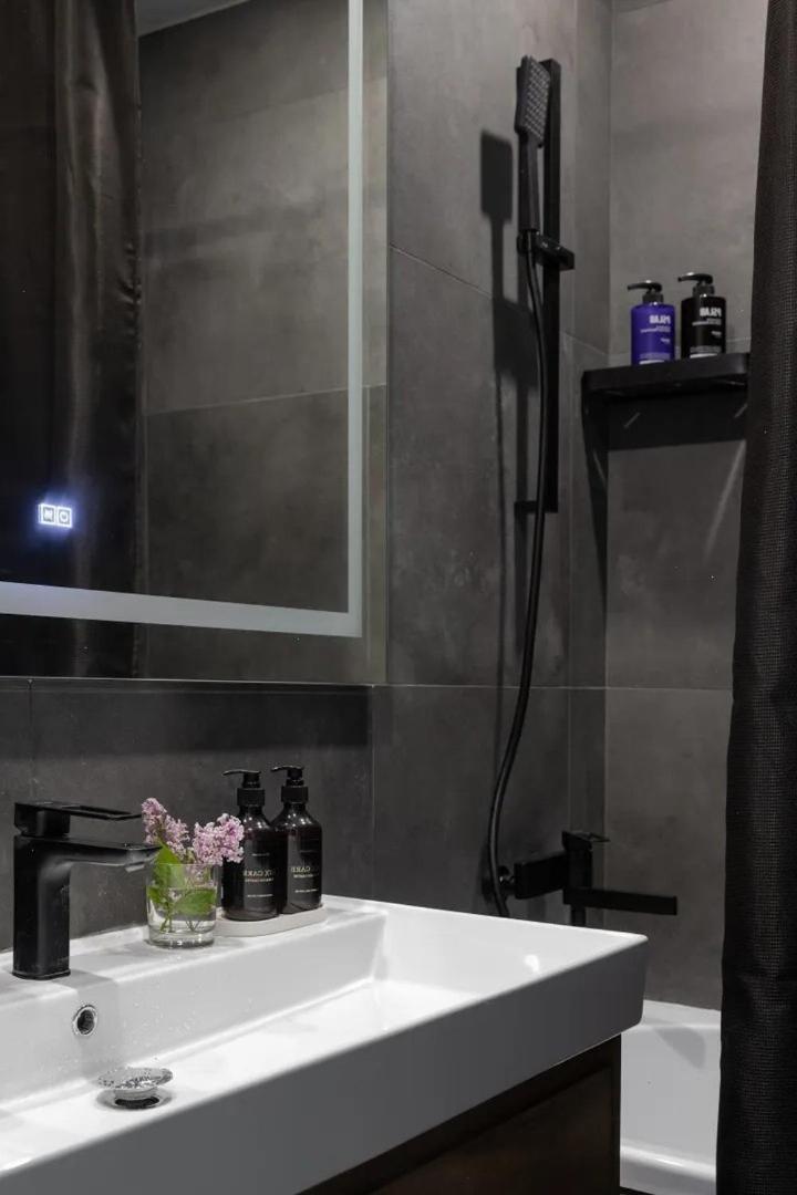 Light And Modern Place Apartment