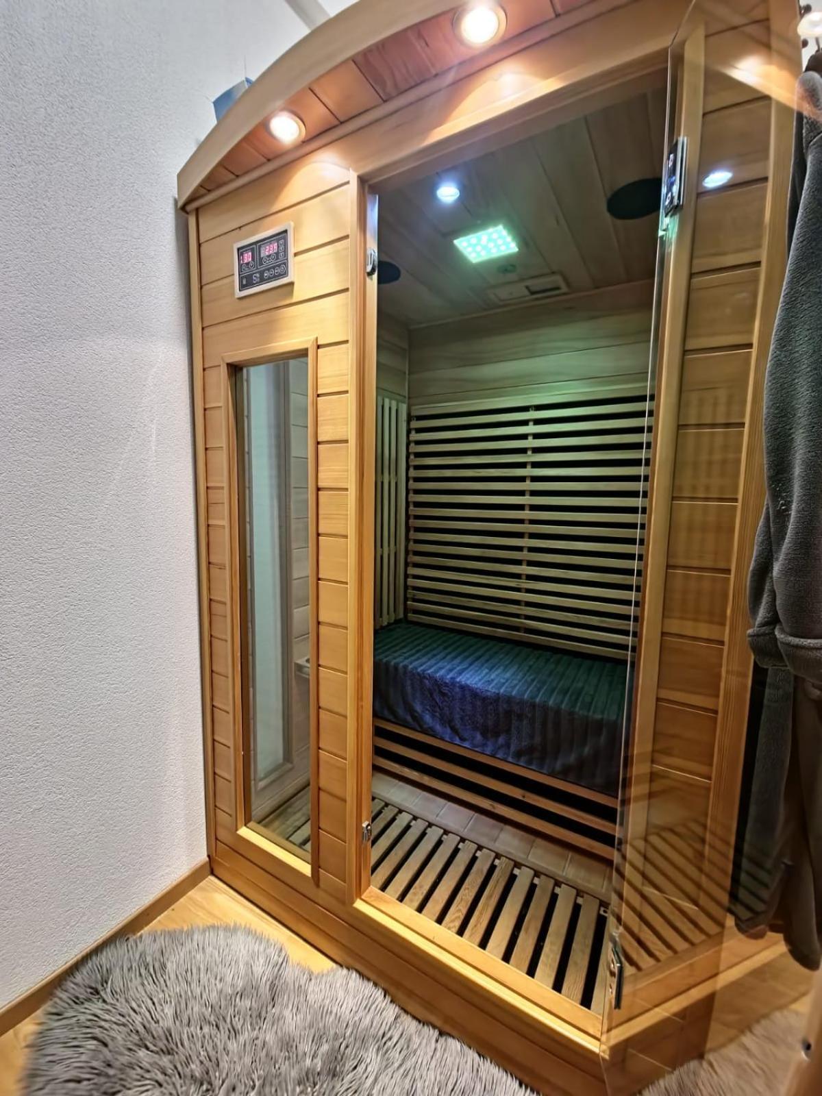 Sauna, Atomium, Expo Brussels, Stadium Roi Baudoin, Kinepolis, Planetarium, Centre