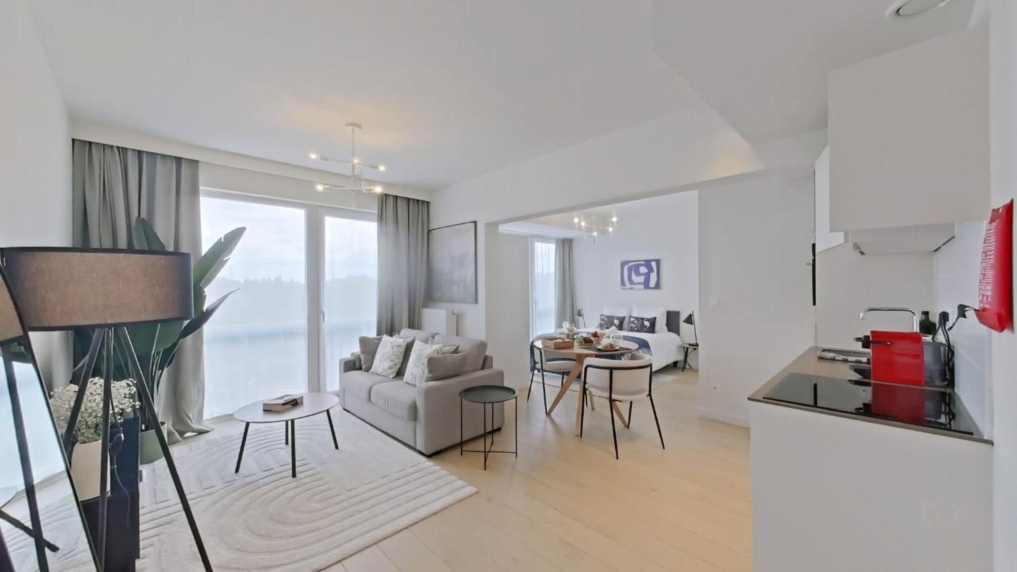 Large In A Serviced Building Apartment