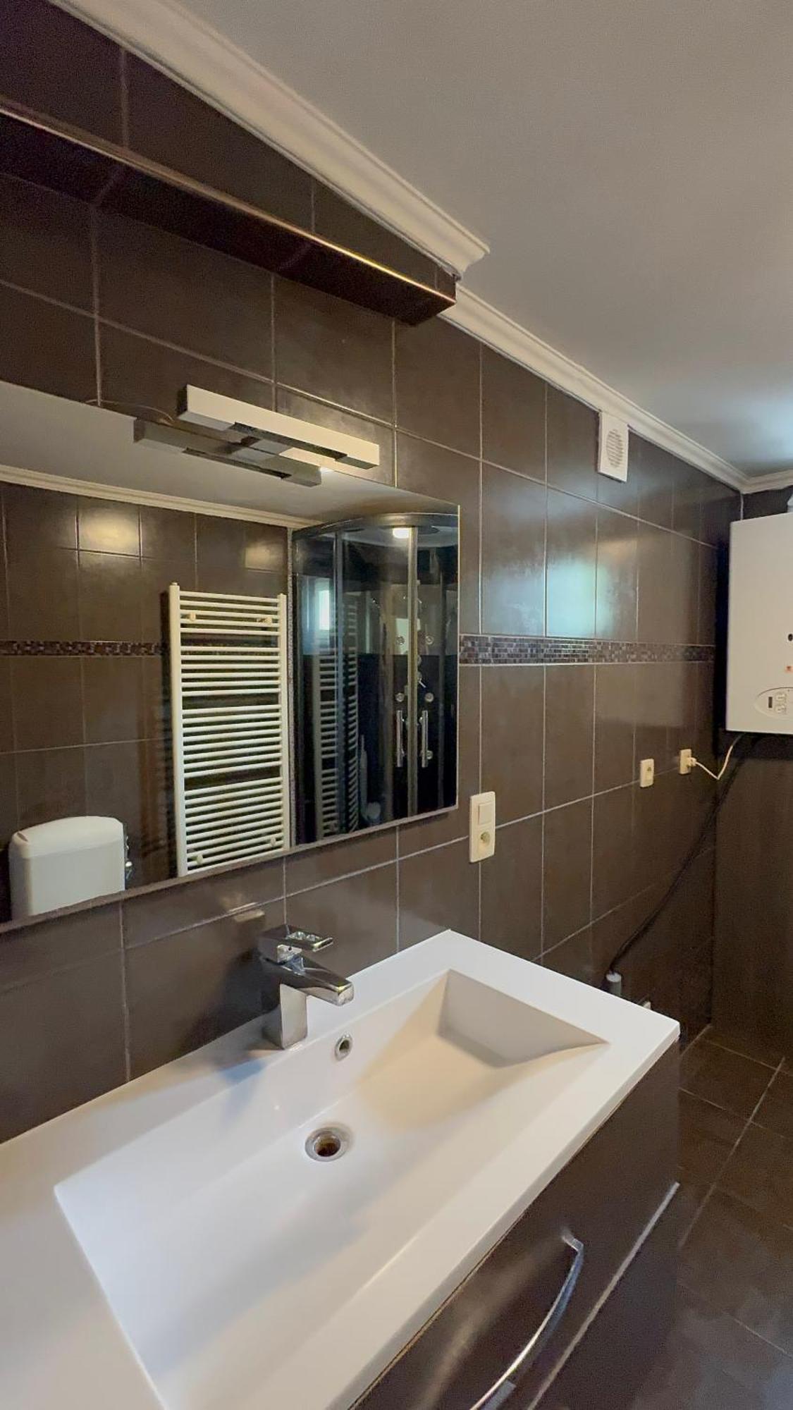 Luxury 2br & Jacuzzi Near Expo 12 & Ing Arena Apartment