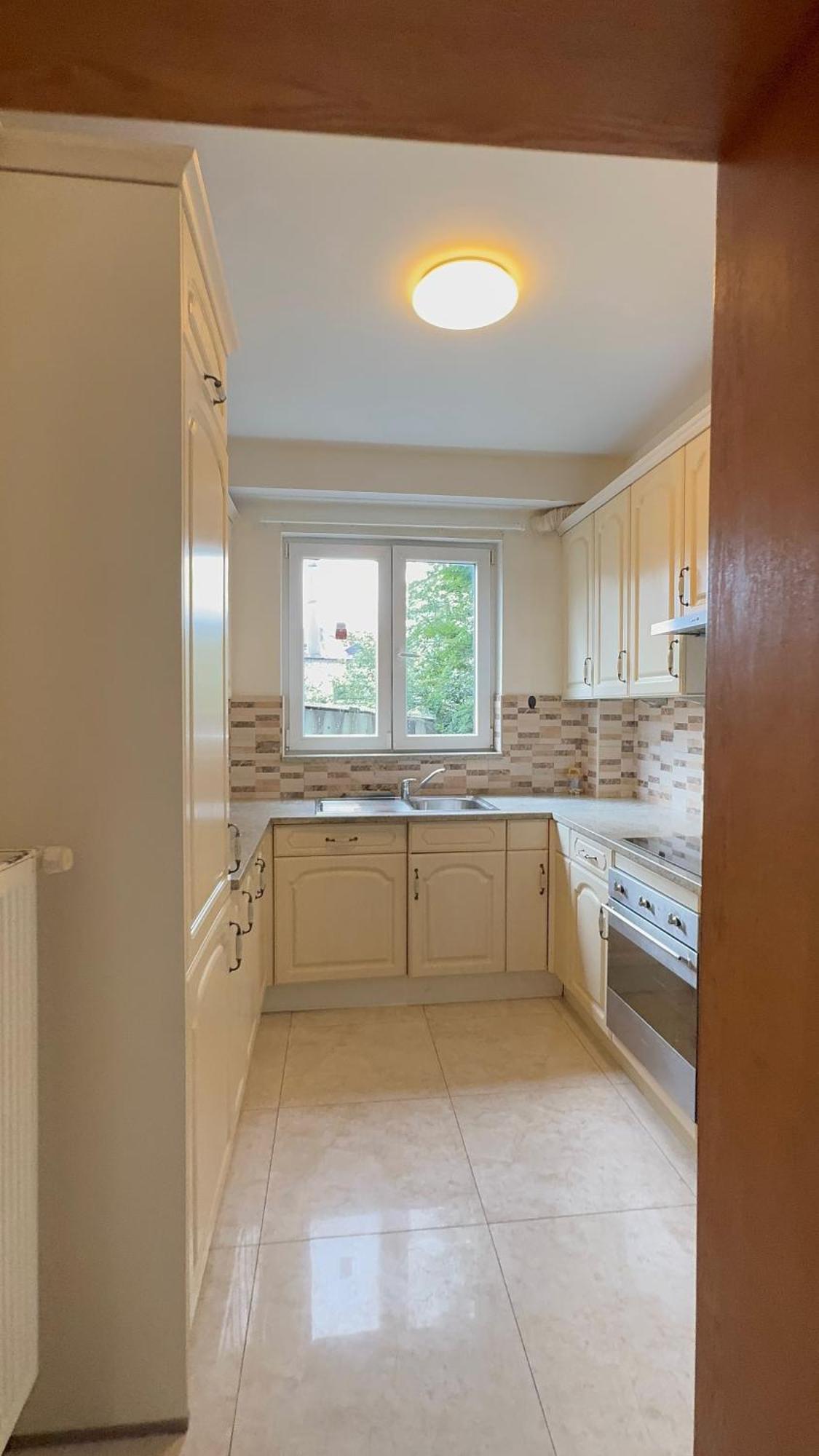 Luxury 2br & Jacuzzi Near Expo 12 & Ing Arena Apartment